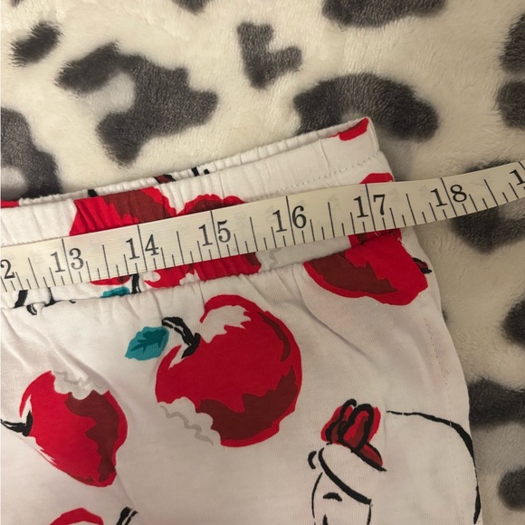 Snow White Sleepwear Disney Apparel Top and Crop Pant Medium - Picture 5 of 8
